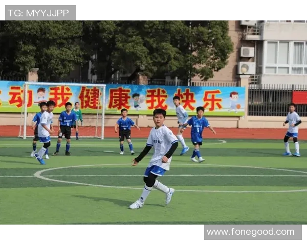 专注于足球比赛的精彩瞬间让我们感受激情与团队精神的完美结合 专注于足球比赛的精彩瞬间让我们感受激情与团队精神的完美结合